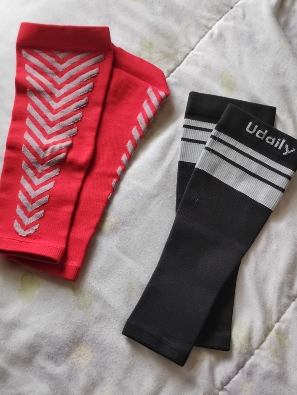 Women’s Athletic Calf Footless Compression Socks. 2 Pair— Black and Red (Pair)